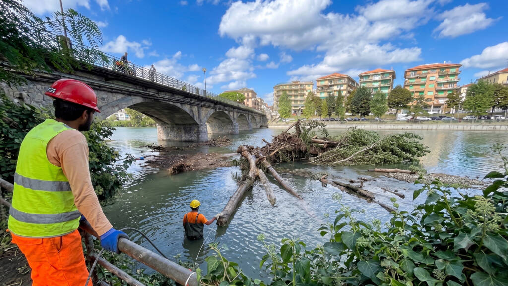 Intervento d'emergenza di pronto intervento H24 per la pulizia di un alveo fluviale